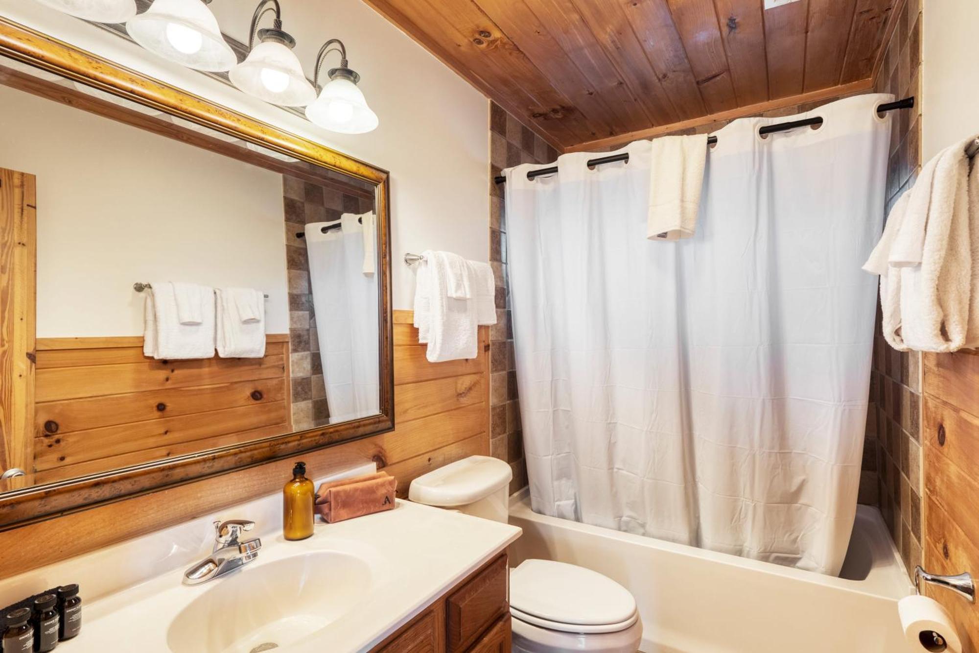 Chestnut By Avantstay Mountain Cabin W Treetop Views Hot Tub Game Room Гатлинбург Экстерьер фото