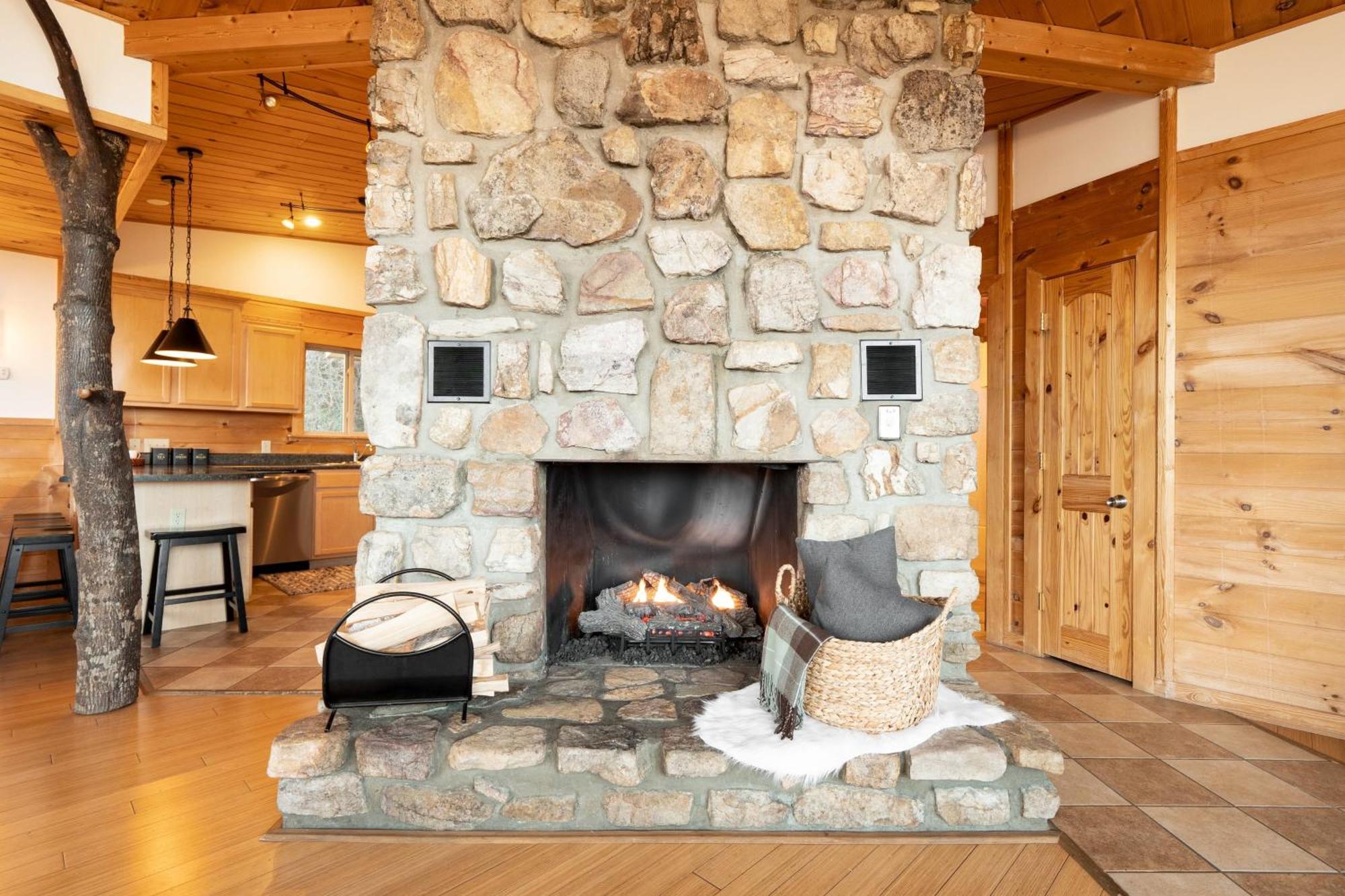 Chestnut By Avantstay Mountain Cabin W Treetop Views Hot Tub Game Room Гатлинбург Экстерьер фото